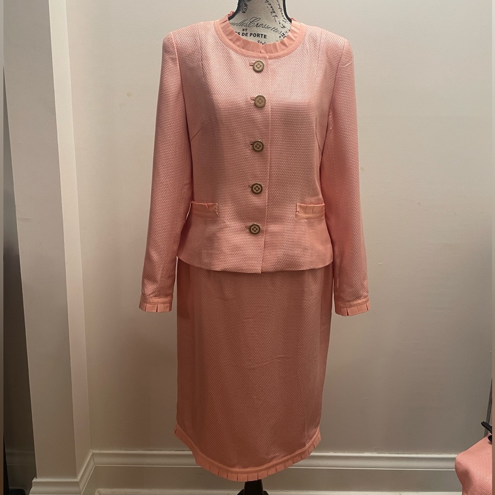 Doncaster pant, skirt jacket suit EUC name brand Easter? Pretty pink size 8 silk
